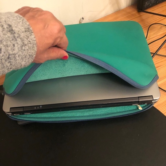 Marc Jacobs green soft laptops bag - Picture 9 of 10